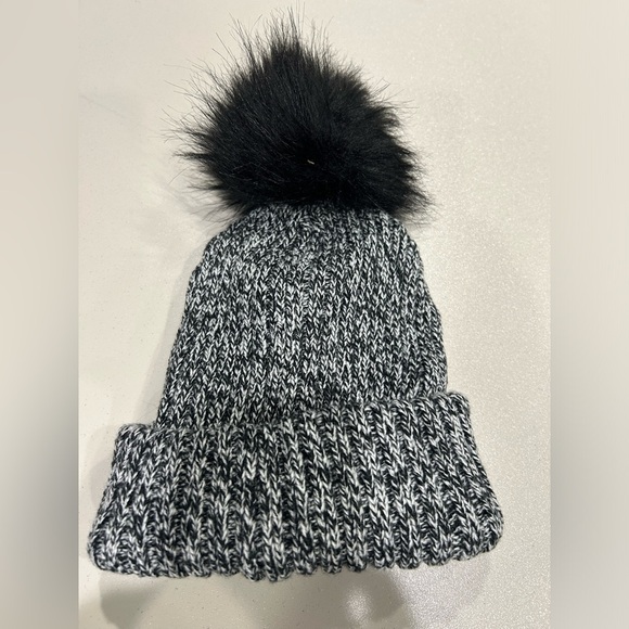 Obermeyer Women's Fir FF Beanie Black White Hat Pom Pom NWT - Picture 2 of 7